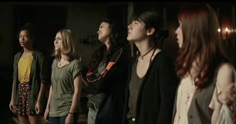 Hành Lang Bí Ẩn quy tụ các bé gái mới lớn nổi loạn đến với ngôi trường kinh dị nhất hành tinh (IMDb)