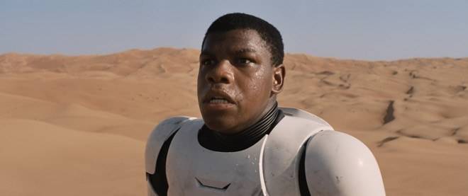 Nam diễn viên John Boyega đã có những đáp trả trực tiếp tới luồng dư luận kỳ thị về màu da đến từ những fan quá khích của Star Wars sau khi đoạn trailer ra mắt.