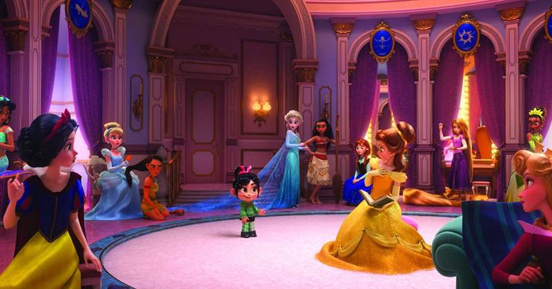 Từ trái qua, các công chúa của Disney xuất hiện trong phim bao gồm Snow White, Jasmine, Aurora, Pocahontas, Elsa, Moana, Anna, Belle và Rapunzel. (IMDb)