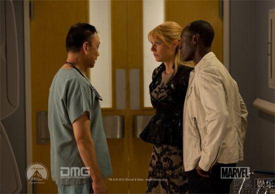 Vương Học Kỳ (ngoài cùng bên trái) trong một cảnh của Iron Man 3 cùng Gwyneth Paltrow và Don Cheadle. Ảnh: Marvel